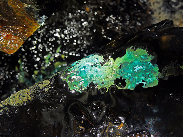 Detalle de un espeleotema con cobre
